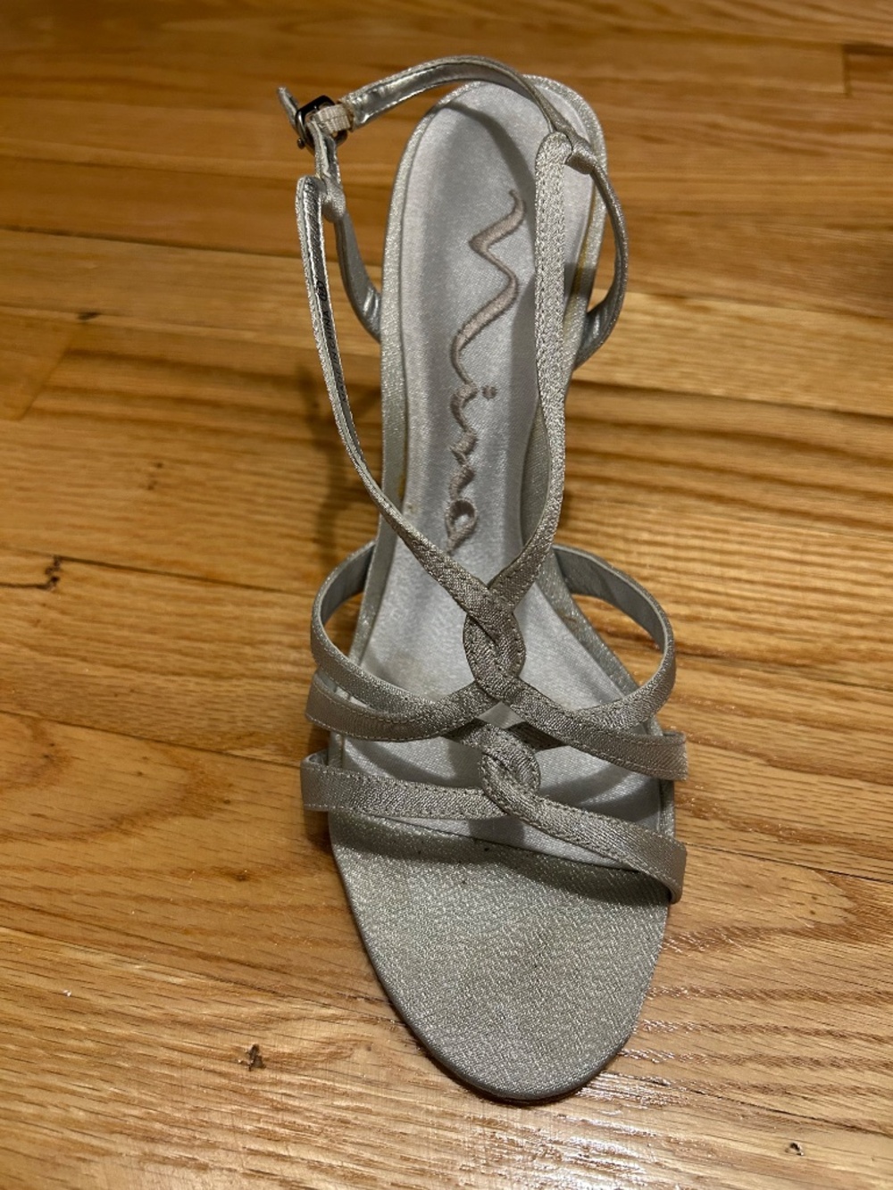 Timeless silver heels - Picture 2 of 4